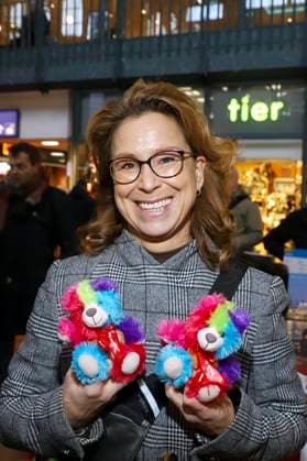 abb Carola Veit SPD politician Hamburg mayor sells colorful beacon teddy celebrities sell the stuffed animals Charity action for the benefit of Hamburg Leuchtfeuer in the Wandelhalle of the main station on 20 11 2025 in Hamburg Germany