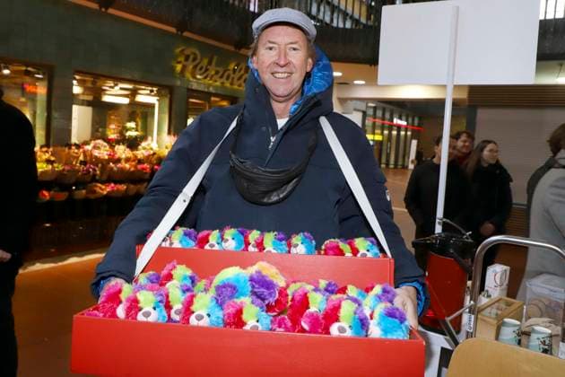 abb Lou Richter presenter sells colorful beacon teddy celebrities sell the stuffed animals Charity action in favor of Hamburg Leuchtfeuer in the Wandelhalle of the main station on 20 11 2025 in Haqmburg Hamburg Germany