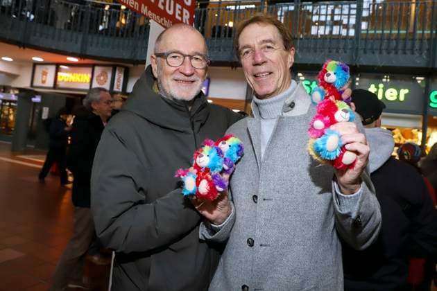 abb Peter Lohmeyer actor and Helmut Schulte ex football coach sell colorful beacon teddy celebrities sell the stuffed animals Charity action in favor of Hamburg Leuchtfeuer in the Wandelhalle of the main station on 20 11 2025 in Haqmburg Hamburg Germany