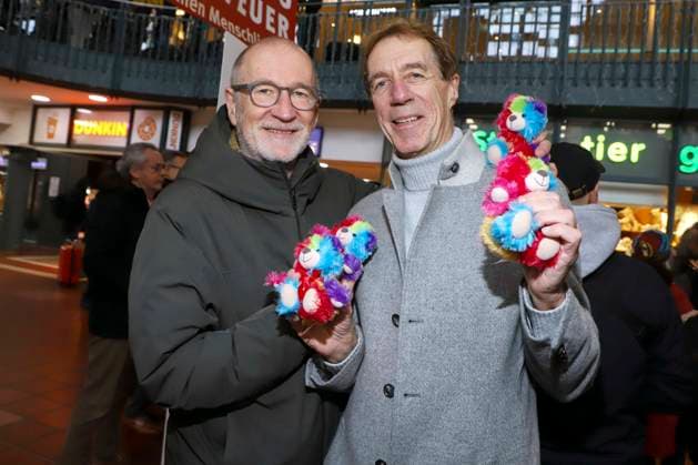 abb Peter Lohmeyer actor and Helmut Schulte ex football coach sell colorful beacon teddy celebrities sell the stuffed animals Charity action in favor of Hamburg Leuchtfeuer in the Wandelhalle of the main station on 20 11 2025 in Haqmburg Hamburg Germany