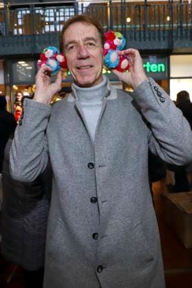 abb Helmut Schultes football coach sells colorful beacon teddy celebrities sell the stuffed animals Charity action in favor of Hamburg Leuchtfeuer in the Wandelhalle of the main station on 20 11 2025 in Haqmburg Hamburg Germany