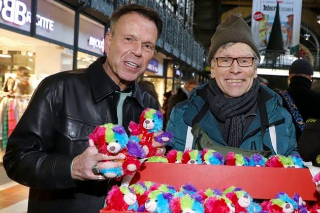 abb Ulf Ansorge, Thorsten Laussch sell Bunte Leuchtfeuer Teddy Promis verkaufen die Stoff Tiere Charity Aktion zu gunsten von Hamburg Leuchtfeuer in der Wandelhalle des Hauptbahnhof am 20 11 2025 in Haqmburg Hamburg Germany