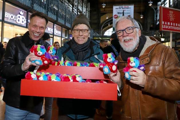 abb Ulf Ansorge, Thorsten Laussch, Wolfgang Trepper sell Bunte Leuchtfeuer Teddy celebrities sell the stuffed animals Charity action in favor of Hamburg Leuchtfeuer in the Wandelhalle of the main station on 20 11 2025 in Haqmburg Hamburg Germany