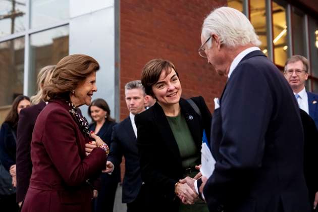 November 20, 2025, Montreal, Pq, CANADA: Quebec Minister of Economy, Innovation and Energy Christine Fro chette, centre, shakes the hand of Sweden s King Carl XVI Gustaf while accompanied by Queen Silvia after a tour of the Mila Quebec Artificial Intelligence Institute in Montreal, Thursday, Nov. 20, 2025. Montreal CANADA  - ZUMAc35_ 20251120_zaf_c35_095 Copyright: xChristopherxKatsarovx