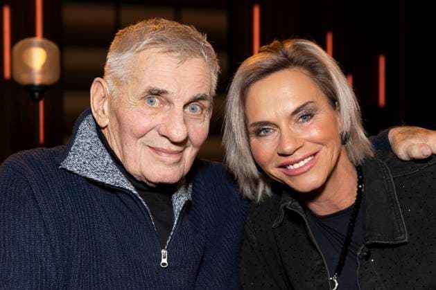 Actor Heinz HOENIG left with wife Annika KAERSTEN HOENIG KÄRSTEN HOENIG right, portrait, portrait, friendly, laughter, guest in the TV program ,,Koelner Treff,, on WDR television, recording on 20 11 2025