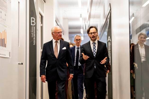 November 20, 2025, Montreal, Pq, CANADA: Scientific Director of Mila, Hugo Larochelle, right, gives Sweden s King Carl XVI Gustaf and a Swedish delegation a tour of their offices, in Montreal, Thursday, Nov. 20, 2025. Montreal CANADA  - ZUMAc35_ 20251120_zaf_c35_104 Copyright: xChristopherxKatsarovx