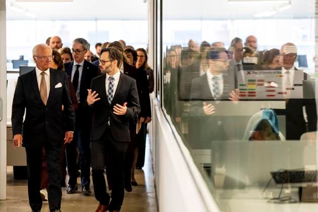 November 20, 2025, Montreal, Pq, CANADA: Scientific Director of Mila, Hugo Larochelle, right, gives Sweden s King Carl XVI Gustaf and a Swedish delegation a tour of their offices, in Montreal, Thursday, Nov. 20, 2025. Montreal CANADA  - ZUMAc35_ 20251120_zaf_c35_105 Copyright: xChristopherxKatsarovx