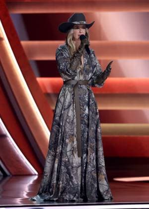 59th Annual CMA Awards - Show Lainey Wilson onstage at the 59th Annual Country Music Association Awards held at the Bridgestone Arena on November 19, 2025 in Nashville, TN. Nashville Bridgestone Arena Tennessee USA Copyright: xCurtisxHilbunx xAFF-USA.COMx
