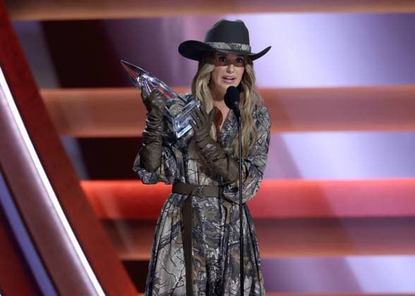59th Annual CMA Awards - Show Lainey Wilson onstage at the 59th Annual Country Music Association Awards held at the Bridgestone Arena on November 19, 2025 in Nashville, TN. Nashville Bridgestone Arena Tennessee USA Copyright: xCurtisxHilbunx xAFF-USA.COMx