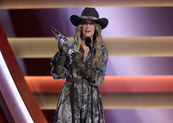 59th Annual CMA Awards - Show Lainey Wilson onstage at the 59th Annual Country Music Association Awards held at the Bridgestone Arena on November 19, 2025 in Nashville, TN. Nashville Bridgestone Arena Tennessee USA Copyright: xCurtisxHilbunx xAFF-USA.COMx