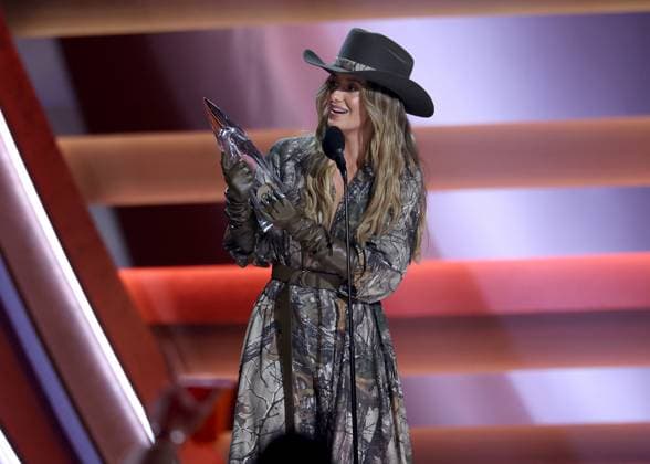 59th Annual CMA Awards - Show Lainey Wilson onstage at the 59th Annual Country Music Association Awards held at the Bridgestone Arena on November 19, 2025 in Nashville, TN. Nashville Bridgestone Arena Tennessee USA Copyright: xCurtisxHilbunx xAFF-USA.COMx