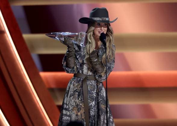 59th Annual CMA Awards - Show Lainey Wilson onstage at the 59th Annual Country Music Association Awards held at the Bridgestone Arena on November 19, 2025 in Nashville, TN. Nashville Bridgestone Arena Tennessee USA Copyright: xCurtisxHilbunx xAFF-USA.COMx