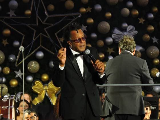 RECORD DATE NOT STATED Christmas concert for a good cause. Sao Paulo (SP), 11 20 2025 - Music Concert Christmas: Charles Miller Square hosts the first edition of Christmas for Good - a concert with Andrea Bocelli, Ivan Lins, Simone, Paula Lima, Tony Gordon, and opera singer Valentina Lassi. The event also included the inauguration of the Pacaembu Christmas tree, 21 meters tall. (Foto: Leandro Chemalle Thenews2 imago images) Christmas concert for a good cause.  Copyright: xLeandroxChemallex