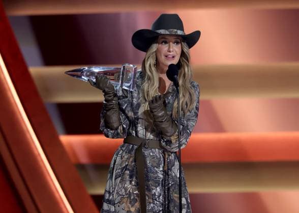 59th Annual CMA Awards - Show Lainey Wilson onstage at the 59th Annual Country Music Association Awards held at the Bridgestone Arena on November 19, 2025 in Nashville, TN. Nashville Bridgestone Arena Tennessee USA Copyright: xCurtisxHilbunx xAFF-USA.COMx