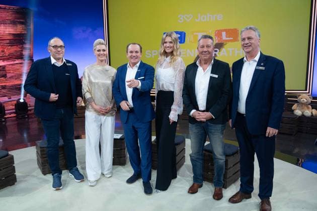 f l Christian GUBSER, Vorwerk, Carola HOLZNER, doctor, Doc Caro, presenter Wolfram KONS Model Toni GARRN, judge Ulrich WETZEL, Ottmar P HEINEN, Chairman of the Governor Council, Lions Club, 30 RTL Spendenmarathon Wir helfen Kindern , television, 20 21 11 2024 in Huerth, Germany,