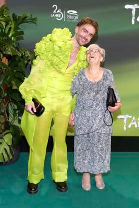Felix Nieder and Grandma Waltraud at the premiere of the Disney musical Tarzan at the Stage Theater Neue Flora Hamburg, 20 11 2025 Foto:xgbrcix xFuturexImagex tarzan_5113