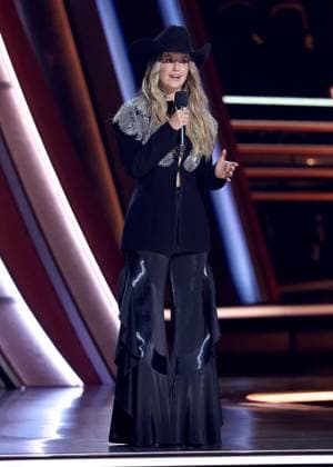 59th Annual CMA Awards - Show Lainey Wilson onstage at the 59th Annual Country Music Association Awards held at the Bridgestone Arena on November 19, 2025 in Nashville, TN. Nashville Bridgestone Arena Tennessee USA Copyright: xCurtisxHilbunx xAFF-USA.COMx