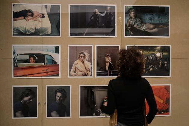 Presentation of the exhibition Wonderland at the MOP Center in A Coruna A visitor during the presentation of the exhibition Wonderland, on November 21, 2025, in A Coruna, Galicia, Spain The exhibition is the first major retrospective of fashion photography by Annie Leibovitz in Spain 21 NOVEMBER 2025 M Espana  Copyright: xM.xDylanx 7114727