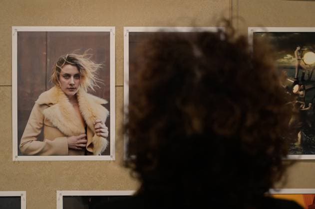 Presentation of the exhibition Wonderland at the MOP Center in A Coruna A visitor during the presentation of the exhibition Wonderland, on November 21, 2025, in A Coruna, Galicia, Spain The exhibition is the first major retrospective of fashion photography by Annie Leibovitz in Spain 21 NOVEMBER 2025 M Espana  Copyright: xM.xDylanx 7114728