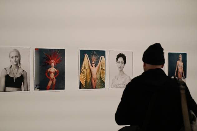 Presentation of the exhibition Wonderland at the MOP Center in A Coruna A visitor during the presentation of the exhibition Wonderland, on November 21, 2025, in A Coruna, Galicia, Spain The exhibition is the first major retrospective of fashion photography by Annie Leibovitz in Spain 21 NOVEMBER 2025 M Espana  Copyright: xM.xDylanx 7114723