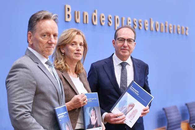 Berlin, Germany, 21 11 2025 Federal Press Conference Presentation of the Federal Situation Reports on Domestic Violence 2024 and Gender-specific Crimes against Women 2024 Holger Münch, President of the Federal Criminal Police Office BKA , Federal Minister of Education, Family Affairs, Senior Citizens, Women and Youth Karin Prien CDU and Federal Minister of the Interi Copyright: xdtsxNachrichtenagenturx dts_94518
