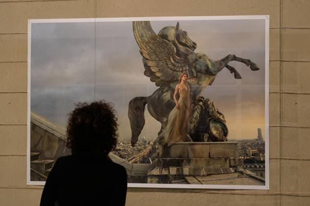 Presentation of the exhibition Wonderland at the MOP Center in A Coruna A visitor during the presentation of the exhibition Wonderland, on November 21, 2025, in A Coruna, Galicia, Spain The exhibition is the first major retrospective of fashion photography by Annie Leibovitz in Spain 21 NOVEMBER 2025 M Espana  Copyright: xM.xDylanx 7114733
