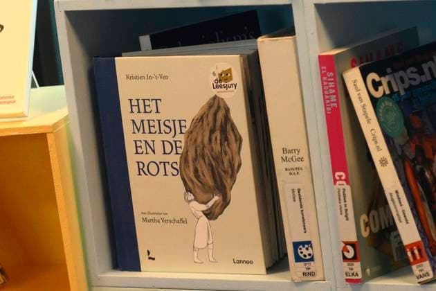 Queen Mathilde Visits The Kubus Youth Library ANTWERPEN, BELGIUM - NOVEMBER 21: illustration picture book « Het Meisje en de rots » by Kristien In- t Ven and Martha Verschaffel pictured at the Kubus Youth Library during the Reading Aloud Week on November 21, 2025 in Antwerpen, Belgium, 21 11 2025 Antwerpen Belgium  Copyright: xPhilipxReynaersx