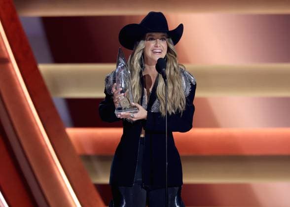 59th Annual CMA Awards - Show Lainey Wilson onstage at the 59th Annual Country Music Association Awards held at the Bridgestone Arena on November 19, 2025 in Nashville, TN. Nashville Bridgestone Arena Tennessee USA Copyright: xCurtisxHilbunx xAFF-USA.COMx