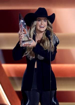 59th Annual CMA Awards - Show Lainey Wilson onstage at the 59th Annual Country Music Association Awards held at the Bridgestone Arena on November 19, 2025 in Nashville, TN. Nashville Bridgestone Arena Tennessee USA Copyright: xCurtisxHilbunx xAFF-USA.COMx