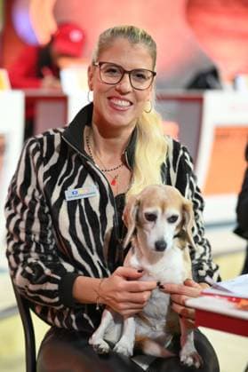 DOC POLLY, Dr. Tanja POLLMUELLER, Pollmüller, veterinarian, with her dog Heidi, Mini Beagle, 30 RTL Spendenmarathon Wir helfen Kindern , television, 20 21 11 2025 in Huerth, Germany,