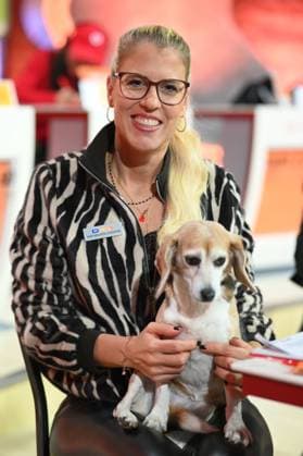 DOC POLLY, Dr. Tanja POLLMUELLER, Pollmüller, veterinarian, with her dog Heidi, Mini Beagle, 30 RTL Spendenmarathon Wir helfen Kindern , television, 20 21 11 2025 in Huerth, Germany,