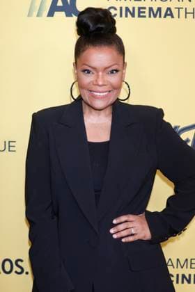 November 21, 2025, Beverly Hills, California, USA: Yvette Nicole Brown arrives at the 39th American Cinematheque Awards at Hotel Beverly Hilton in Beverly Hills, Los Angeles, USA, on 20 November 2025. Photo: Beverly Hills USA - ZUMAm179 20251121_zep_m179_068 Copyright: xAlecxMichaelx