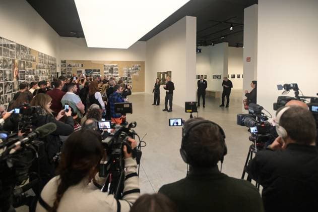 Presentation of the exhibition Wonderland at the MOP Center in A Coruna Photographer Annie Leibovitz during the presentation of the exhibition Wonderland, on November 21, 2025, in A Coruna, Galicia, Spain The exhibition is the first major retrospective of fashion photography by Annie Leibovitz in Spain 21 NOVEMBER 2025 M Espana  Copyright: xM.xDylanx 7114919