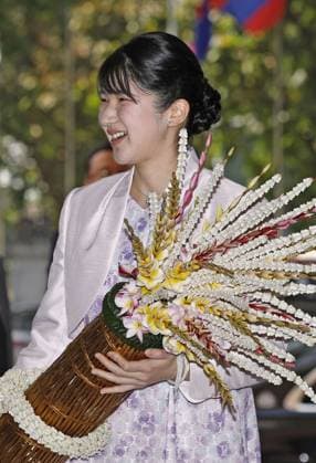 Japan Princess Aiko in Laos Japanese Princess Aiko is pictured with a bouquet she received upon visiting the Textile Treasures of Laos exhibition in Vientiane on Nov. 21, 2025, during her official trip to Laos.  A14AA0005051623P