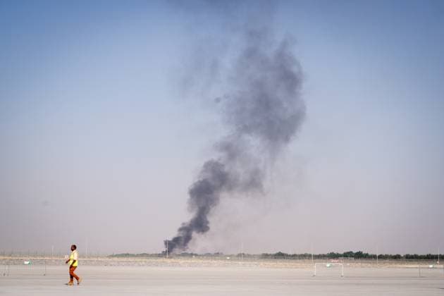 Plane crash Dubai Airshow 2025 The smoke cloud and fireman on the tarmac at the edge of the airport after the crash of a Tejas MK 1 plane during a flight demonstration of the Dubai Airshow 2025, 21 11 2025, Crash of Tejas MK1 Dubai Airshow 2025 Dubai United Arab Emirates