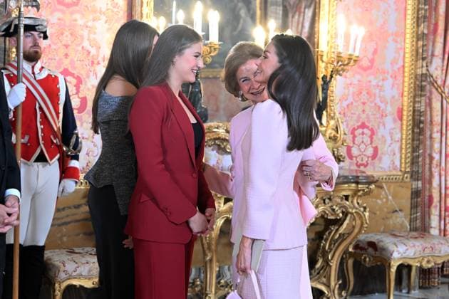 Reception at the Royal Palace after the imposition of the Golden Fleece on Queen Sofia Princess Leonor, Queen Sofia and Queen Letizia during the reception held after the imposition of the Golden Fleece at the Royal Palace, November 21, 2025, in Madrid Spain King Felipe VI has imposed the Collar of the Insigne Orden del Toisón de Oro on Her Majesty Queen Dona Sofía, for her dedication and devotion to the service of Spain and the Crown Felipe González, Miguel Herrero y Rodríguez de Minón and Miquel Roca i Junyent have also been decorated FAMOUSES ROYALTY GOLDEN TOISON INSIGNIA José Madrid Madrid Madrid Espana  Copyright: xJosÃ xOlivax 7114999