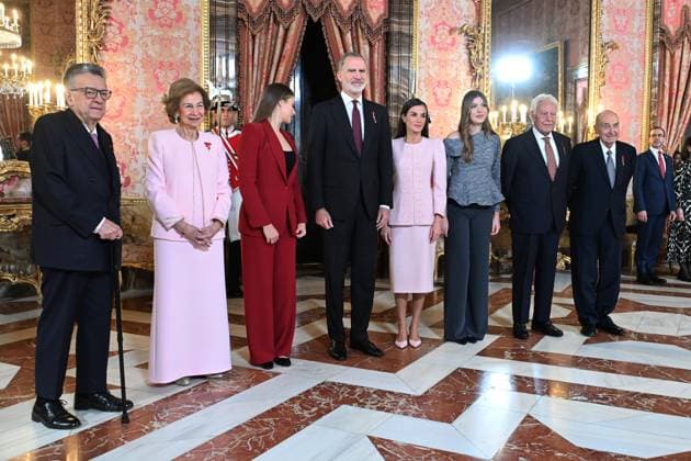 Reception at the Royal Palace after the imposition of the Golden Fleece on Queen Sofia I D Miguel Herrero y Rodríguez de Minón, Queen Sofia, Princess Leonor, King Felipe, Queen Letizia, Infanta Sofia, Felipe González and Miquel Roca i Junyent during the reception held after the imposition of the Golden Fleece at the Royal Palace, November 21, 2025, in Madrid Spain King Felipe VI has imposed the Collar of the Insigne Orden del Toisón de Oro on Her Majesty Queen Sofía, for her dedication and devotion to the service of Spain and the Crown Felipe González, Miguel Herrero y Rodríguez de Minón and Miquel Roca i Junyent have also been decorated FAMOUSES ROYALTY TOISÓN DE ORO INSIGNIA José Madrid Madrid Madrid Espana  Copyright: xJosÃ xOlivax 7115015