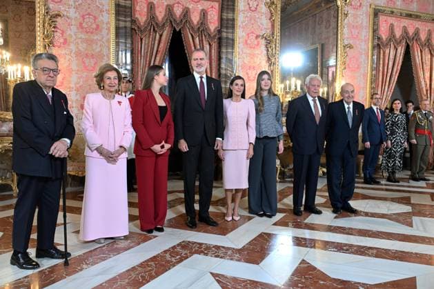 Reception at the Royal Palace after the imposition of the Golden Fleece on Queen Sofia I D Miguel Herrero y Rodríguez de Minón, Queen Sofia, Princess Leonor, King Felipe, Queen Letizia, Infanta Sofia, Felipe González and Miquel Roca i Junyent during the reception held after the imposition of the Golden Fleece at the Royal Palace, November 21, 2025, in Madrid Spain King Felipe VI has imposed the Collar of the Insigne Orden del Toisón de Oro on Her Majesty Queen Sofía, for her dedication and devotion to the service of Spain and the Crown Felipe González, Miguel Herrero y Rodríguez de Minón and Miquel Roca i Junyent have also been decorated FAMOUSES ROYALTY TOISÓN DE ORO INSIGNIA José Madrid Madrid Madrid Espana  Copyright: xJosÃ xOlivax 7115016
