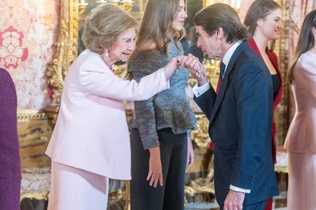 Reception at the Royal Palace after the imposition of the Golden Fleece on Queen Sofia Queen Sofia and José María Aznar during the reception held after the imposition of the Golden Fleece at the Royal Palace, on November 21, 2025, in Madrid Spain King Felipe VI has imposed the Collar of the Insigne Orden del Toisón de Oro on Her Majesty Queen Sofia, for her dedication and devotion to the service of Spain and the Crown Felipe González, Miguel Herrero y Rodríguez de Minón and Miquel Roca i Junyent have also been decorated FAMOUSES ROYALTY GOLDEN TOISON INSIGNIA José Madrid Madrid Spain  Copyright: xJosÃ xOlivax 7115202