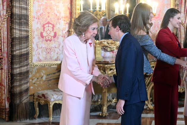 Reception at the Royal Palace after the imposition of the Golden Fleece on Queen Sofia Queen Sofia and the Mayor of Madrid, José Luis Martínez Almeida, during the reception held after the imposition of the Golden Fleece at the Royal Palace, November 21, 2025, in Madrid Spain King Felipe VI has imposed the Collar of the Insigne Orden del Toisón de Oro on Her Majesty Queen Sofia, for her dedication and devotion to the service of Spain and the Crown Felipe González, Miguel Herrero y Rodríguez de Minón and Miquel Roca i Junyent have also been decorated FAMOUSES ROYALTY GOLDEN TOISON INSIGNIA José Madrid Madrid Madrid Spain  Copyright: xJosÃ xOlivax 7115247
