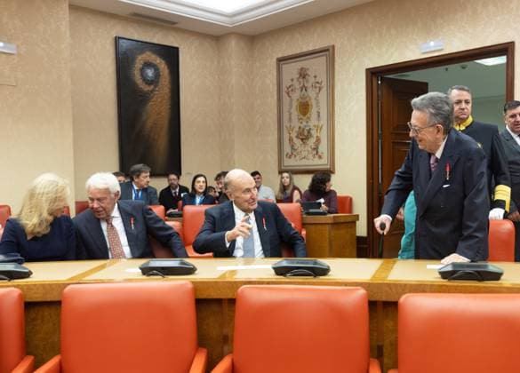 The King and Queen preside over the event 50 anos después la Corona en el tránsito a la democracia I D The former President of the Government, Felipe González, and the lawyers and fathers of the Constitution, Miquel Roca and Miguel Herrero y Rodríguez de Minón, during the event 50 anos después la Corona en el tránsito a la democracia, on November 21, 2025, in Madrid Spain The event, which took place in the Constitutional Hall of the Lower House of Parliament, is part of the institutional acts of the 50th anniversary of the restoration of the monarchy after the dictatorship 21 NOVEMBER 2025 Madrid Madrid Spain  Copyright: xEduardoxParrax 7115269