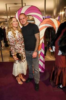 abb Jenny Elvers with son Paul Jolig as guests at the Christmas Shopping Night 2025 at Aksterhaus on 20 11 2025 in Hamburg Hamburg Germany