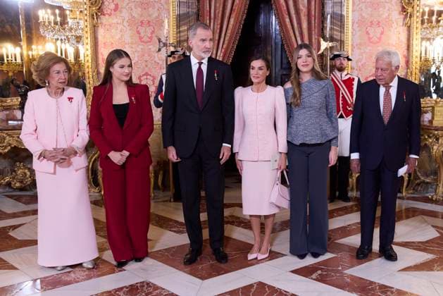 November 21, 2025, Madrid, Madrid, Spain: KING FELIPE VI of Spain, QUEEN LETIZIA of Spain, PRINCESS LEONOR of Spain, PRINCESS SOFIA of Spain and former QUEEN SOFIA, FELIPE GONZcLEZ McRQUEZ, D. MIGUEL HERRERO Y RODRÃªGUEZ DE MIiN, D. MIQUEL ROCA I JUNYENT They salute after the ceremony after the Order of Golden Fleece Madrid Spain - ZUMAc260 20251121_zep_c260_002 Copyright: xMikexChicorrox