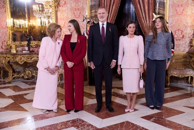 November 21, 2025, Madrid, Madrid, Spain: KING FELIPE VI of Spain, QUEEN LETIZIA of Spain, PRINCESS LEONOR of Spain, PRINCESS SOFIA of Spain and former QUEEN SOFIA They salute after the ceremony after the Order of Golden Fleece Madrid Spain - ZUMAc260 20251121_zep_c260_006 Copyright: xMikexChicorrox