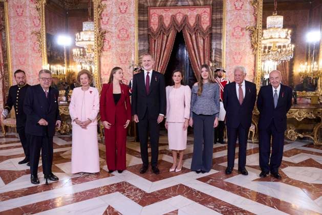 November 21, 2025, Madrid, Madrid, Spain: KING FELIPE VI of Spain, QUEEN LETIZIA of Spain, PRINCESS LEONOR of Spain, PRINCESS SOFIA of Spain and former QUEEN SOFIA, FELIPE GONZcLEZ McRQUEZ, D. MIGUEL HERRERO Y RODRÃªGUEZ DE MIiN, D. MIQUEL ROCA I JUNYENT They salute after the ceremony after the Order of Golden Fleece Madrid Spain - ZUMAc260 20251121_zep_c260_030 Copyright: xMikexChicorrox