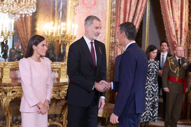 November 21, 2025, Madrid, Madrid, Spain: KING FELIPE VI of Spain, QUEEN LETIZIA of Spain, PRINCESS LEONOR of Spain, PRINCESS SOFIA of Spain and former QUEEN SOFIA They salute after the ceremony after the Order of Golden Fleece Madrid Spain - ZUMAc260 20251121_zep_c260_037 Copyright: xMikexChicorrox