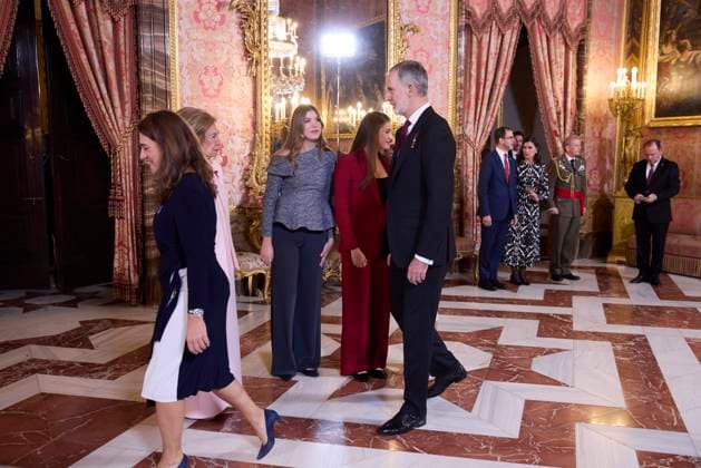 November 21, 2025, Madrid, Madrid, Spain: KING FELIPE VI of Spain, QUEEN LETIZIA of Spain, PRINCESS LEONOR of Spain, PRINCESS SOFIA of Spain and former QUEEN SOFIA They salute after the ceremony after the Order of Golden Fleece Madrid Spain - ZUMAc260 20251121_zep_c260_041 Copyright: xMikexChicorrox