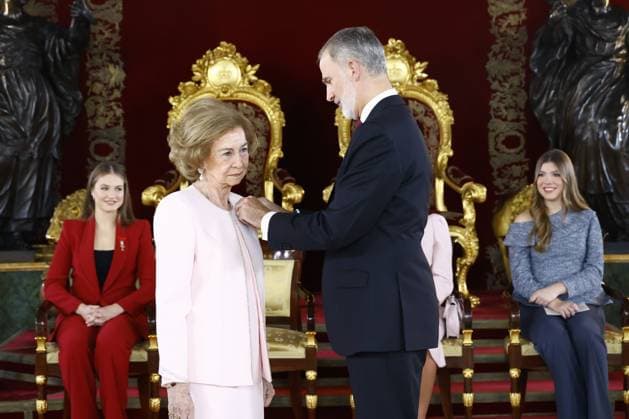 21-11-2025 Collar King Felipe and Queen Letizia and Princess Leonor and Princess Sofia attended the presentation of the Order of the Golden Fleece, Collar de la Insgigne Orden del Toison de Oro a su, to Queen Sofia at the royal palace in Madrid. No Spain Â  Copyright: xPPEx
