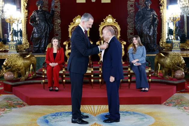 21-11-2025 Collar King Felipe and Queen Letizia and Princess Leonor and Princess Sofia attended the presentation of the Order of the Golden Fleece, Collar de la Insgigne Orden del Toison de Oro a su, to Felipe Gonzalez Marquez, Miguel Herrero Y Rodriguez de Monin and Miquel Roca I Junyent at the royal palace in Madrid. No Spain Â  Copyright: xPPEx