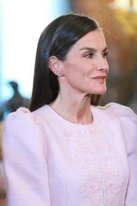 21-11-2025 Collar Queen Letizia attended the presentation of the Order of the Golden Fleece, Collar de la Insgigne Orden del Toison de Oro a su, at the royal palace in Madrid. No Spain Â  Copyright: xPPEx